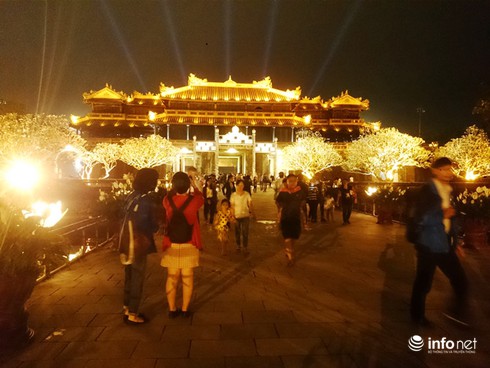 Đại nội Huế: Đón hàng nghìn lượt du khách trong đêm mở cửa đầu tiên - ảnh 11