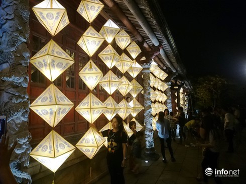 Đại nội Huế: Đón hàng nghìn lượt du khách trong đêm mở cửa đầu tiên - ảnh 13