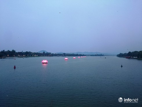 7 đóa sen khổng lồ tỏa sáng trên sông Hương - ảnh 1