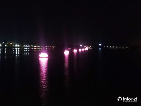 7 đóa sen khổng lồ tỏa sáng trên sông Hương - ảnh 3