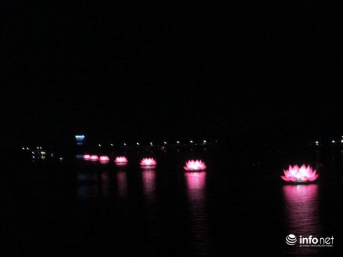 7 đóa sen khổng lồ tỏa sáng trên sông Hương - ảnh 2