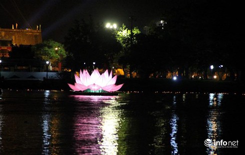 7 đóa sen khổng lồ tỏa sáng trên sông Hương - ảnh 4