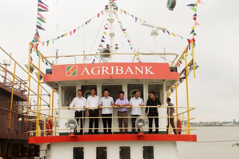 Ngư dân Vũng Áng hạ thủy tàu vỏ thép giá 19 tỉ đồng - ảnh 1