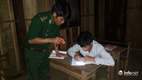 Những chuyện khó tin ở bản Dốc Mây, kỳ 3: Những người thầy mang áo lính - ảnh 5