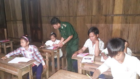 Những chuyện khó tin ở bản Dốc Mây, kỳ 3: Những người thầy mang áo lính - ảnh 4