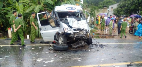 Kon Tum: Hai xe khách đấu đầu, 14 người thương vong - ảnh 1