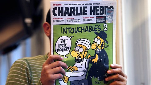 Tổng thống Pháp bảo vệ Charlie Hebdo bất chấp bạo loạn ở châu Phi - ảnh 2