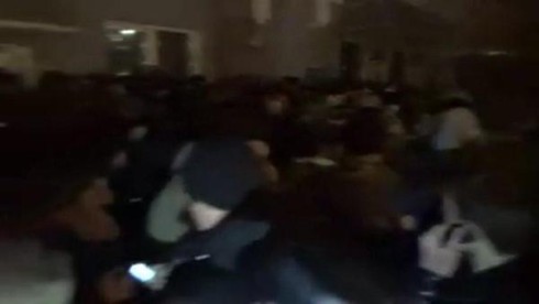 Hàng trăm người xông vào phủ tổng thống Ukraine ở Kiev - ảnh 1