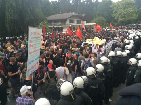 Hàng ngàn người biểu tình phản đối Hội nghị thượng đỉnh G7 - ảnh 1