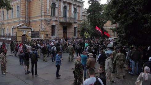 Right Sector đấu súng với cảnh sát, Ukraine “điên đảo” - ảnh 1