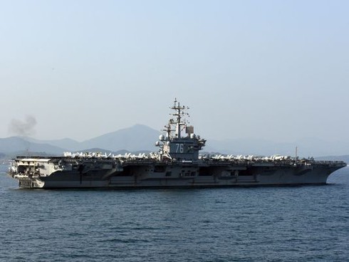 Máy bay Nga đến gần, tàu sân bay Mỹ vội vàng điều máy bay ngăn chặn - ảnh 1