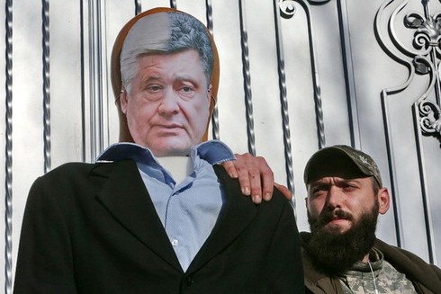 Người biểu tình đồng loạt đỗ xe trước dinh thự của Poroshenko - ảnh 1