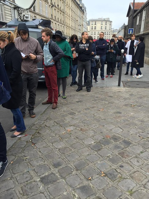 Người Pháp xếp hàng hiến máu giúp nạn nhân khủng bố ở Paris - ảnh 3