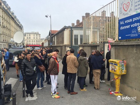 Người Pháp xếp hàng hiến máu giúp nạn nhân khủng bố ở Paris - ảnh 1