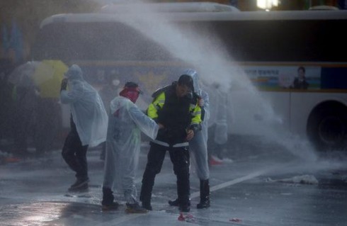 Biểu tình bạo lực ở Hàn Quốc, hàng chục người bị bắt giữ - ảnh 1