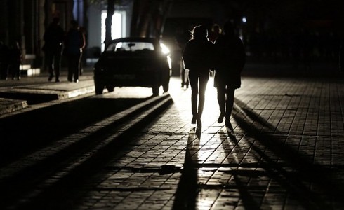 Cắt điện, Kiev tự tay cắt mối liên hệ duy nhất còn lại với Crimea - ảnh 1