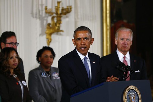 Obama bật khóc, kêu gọi quốc hội Mỹ “dũng cảm giới hạn sở hữu súng” - ảnh 1