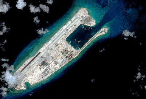 Tàu chiến Mỹ tiếp cận đảo bị Trung Quốc chiếm đóng trên Biển Đông - ảnh 1