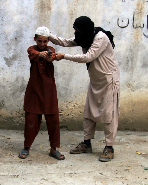 IS “nhồi” giáo lý khủng bố, dụ dỗ trẻ em thành phiến quân - ảnh 2