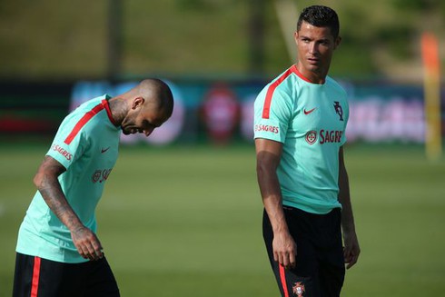 Cristiano Ronaldo tập luyện với Bồ Đào Nha sau kỳ nghỉ hào nhoáng - ảnh 2