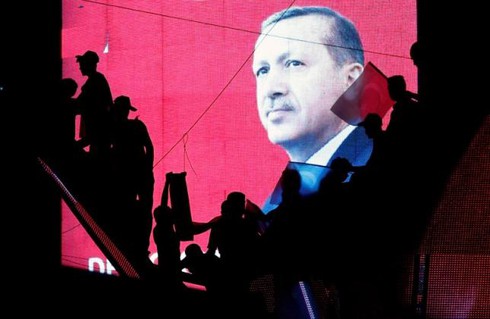 Sau đảo chính, thế lực Tổng thống Erdogan ngày càng mạnh hơn - ảnh 1