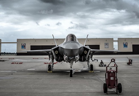 Không quân Mỹ tuyên bố phi cơ tiêm kích F-35 sẵn sàng tham chiến - ảnh 1