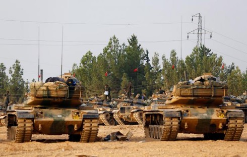 Thổ Nhĩ Kỳ đưa thêm xe tăng tới Syria, lớn tiếng yêu cầu quân người Kurd rút lui - ảnh 1