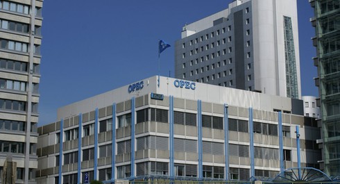 OPEC chấp nhận giảm khai thác, giá dầu thô tăng chóng mặt - ảnh 1