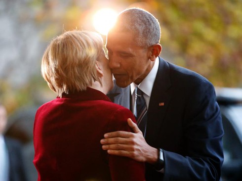 Obama ôm tạm biệt bà Merkel, cảnh báo Trump “cẩn thận” với Nga - ảnh 1