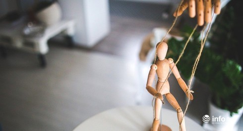 Mỹ và đồng minh đang biến lãnh đạo thế giới thành ”những con rối”? - ảnh 1