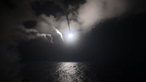 Nghị sĩ Mỹ: Trump mặc kệ Quốc hội Mỹ để phóng tên lửa tấn công Syria - ảnh 1