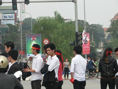 Bật cười đám đông hò hét rèn