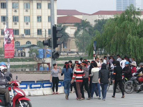 Bật cười đám đông hò hét rèn
