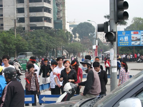 Bật cười đám đông hò hét rèn