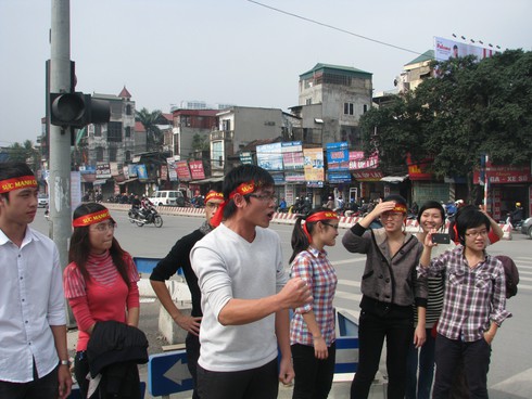 Bật cười đám đông hò hét rèn