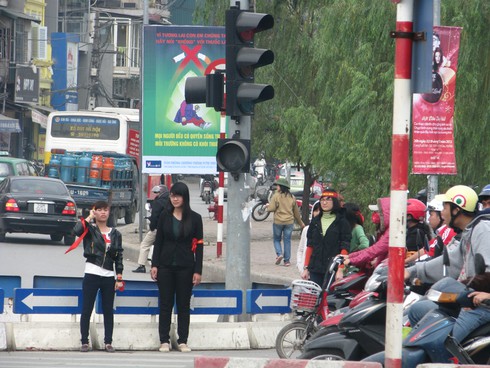 Bật cười đám đông hò hét rèn