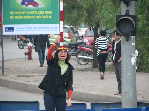 Bật cười đám đông hò hét rèn