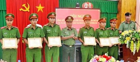 Thiếu tướng Lê Văn Út- Ủy viên Thường vụ Tỉnh ủy, Giám đốc Công an tỉnh- tặng giấy khen các cá nhân có thành tích xuất sắc trong quá trình điều tra khám phá án.