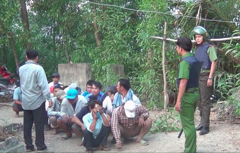 Cảnh sát nổ súng phá trường đá gà 'khủng' ở miền Tây