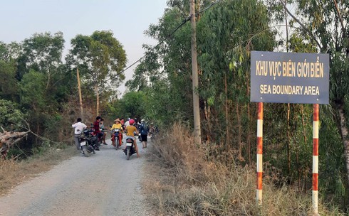 Cảnh sát nổ súng phá trường đá gà 'khủng' ở miền Tây