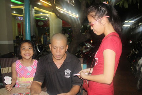 Nguy cơ xâm hại rình rập các bé gái bán vé số đêm - ảnh 1