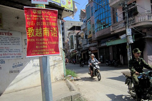 Sát 'nách' Thủ đô: Cả phố trưng biển tiếng Trung Quốc - ảnh 5