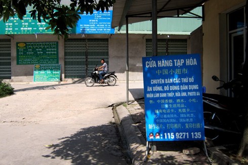 Sát 'nách' Thủ đô: Cả phố trưng biển tiếng Trung Quốc - ảnh 11