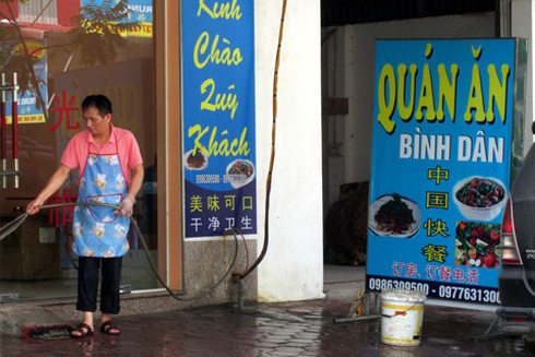 Sát 'nách' Thủ đô: Cả phố trưng biển tiếng Trung Quốc - ảnh 10