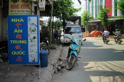 Sát 'nách' Thủ đô: Cả phố trưng biển tiếng Trung Quốc - ảnh 8