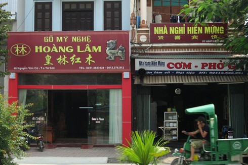 Sát 'nách' Thủ đô: Cả phố trưng biển tiếng Trung Quốc - ảnh 2