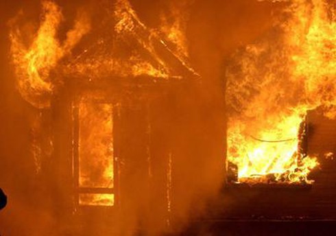 Ghen tuông, đốt nhà hòng giết tình địch trong đêm - ảnh 1