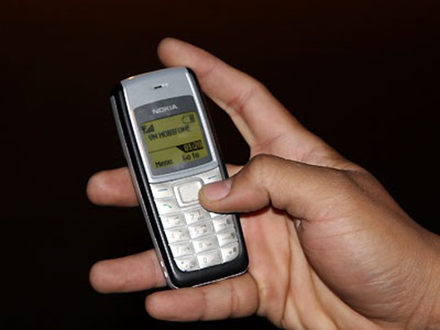 Mang dao đi cướp để lấy tiền mua thẻ điện thoại - ảnh 1