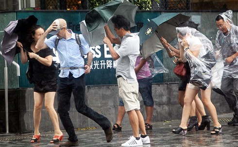 Hình ảnh bão Utor tiến vào Hồng Kông, nam Trung Quốc - ảnh 6