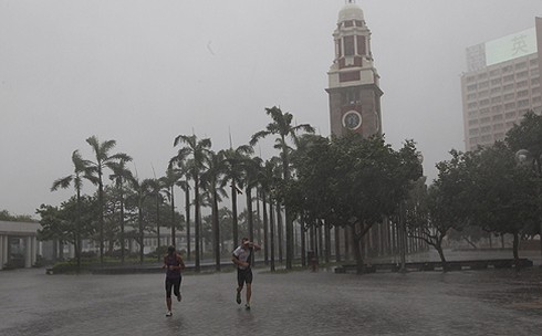 Hình ảnh bão Utor tiến vào Hồng Kông, nam Trung Quốc - ảnh 7